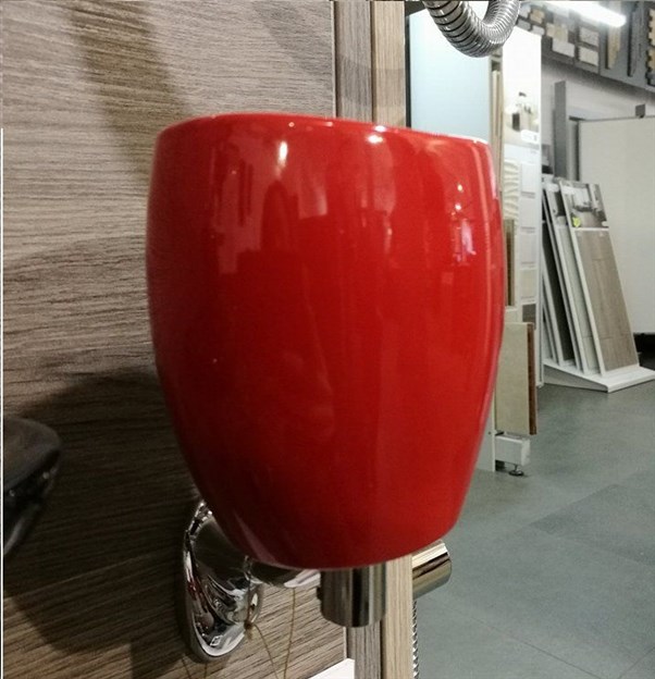 ZEFIRO STENSKO DRŽALO S KOZARCEM RDEČE-razstavni eksponat